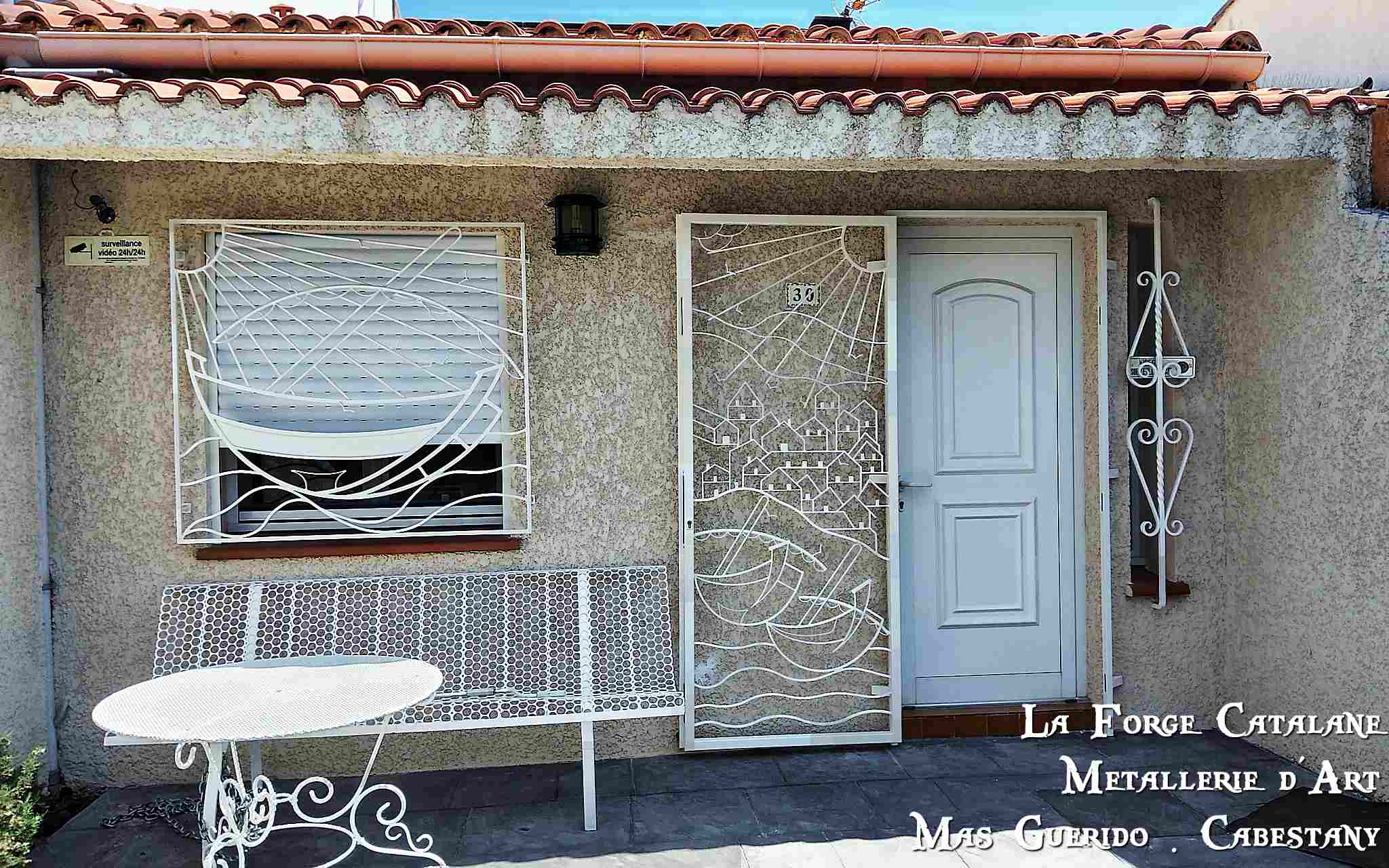 grille fixe barque catalane avec grille articulee motif collioure forge catalane.jpg